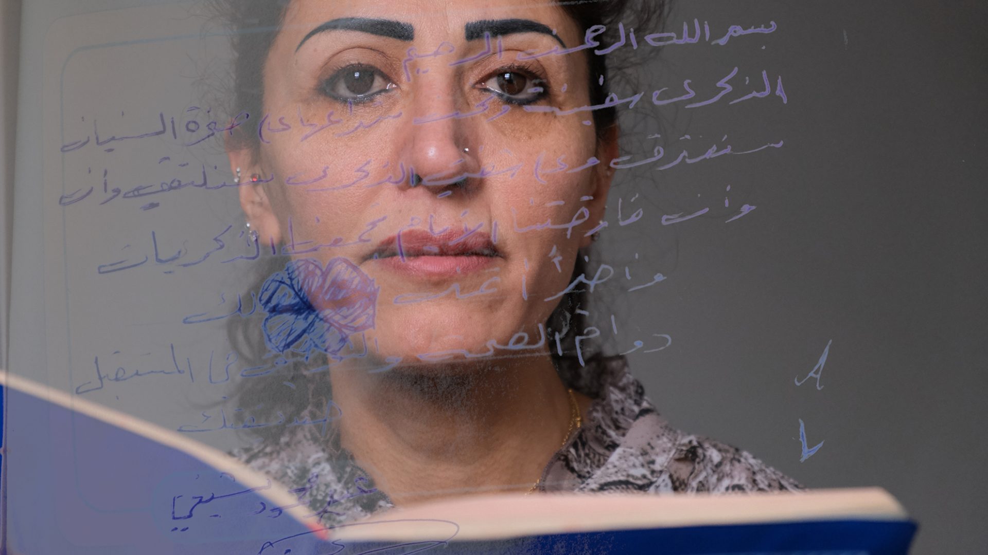 Lähikuvassa naisen kasvot.